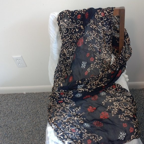 Beautiful autumn style scarf is perfect condition - Picture 5 of 5